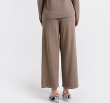 Load image into Gallery viewer, Stefani Blouse Jevi Pants Knitted Mocca
