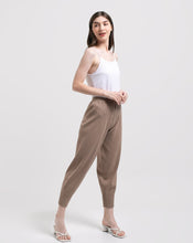 Load image into Gallery viewer, Cleva Knitted Pants Sand
