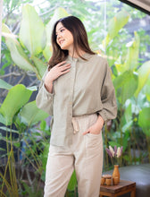 Load image into Gallery viewer, Lynele Linen Blouse
